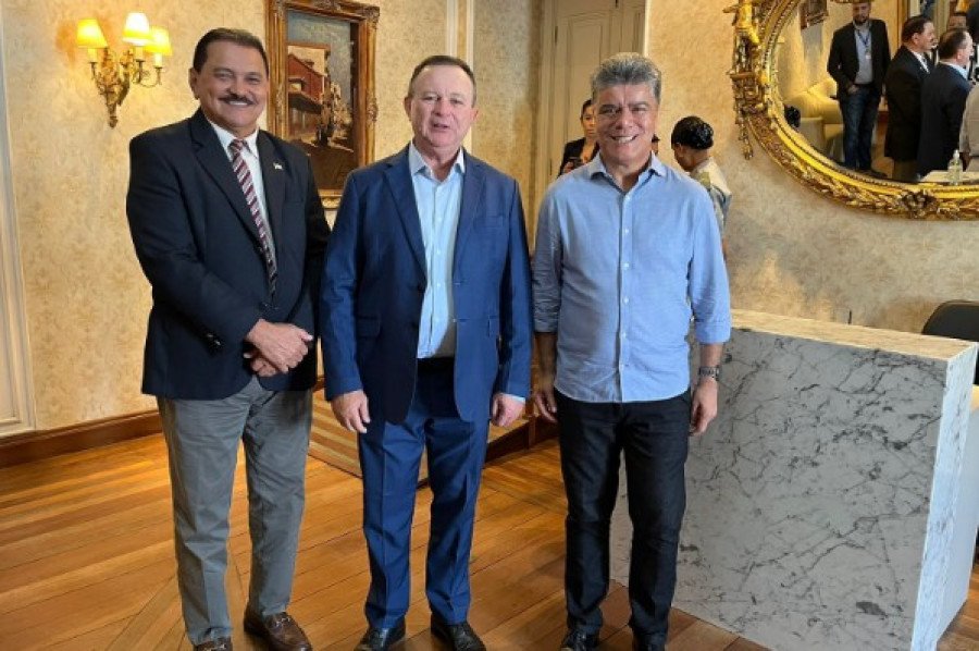 Prefeito de Porto Franco-MA, Deoclides Macedo, é recebido pelo governador Carlos Brandão e secretários no Palácio do Leões (Foto: Divulgação)