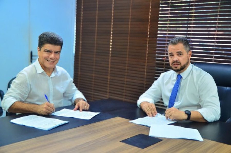 Prefeito Deoclides Macedo assina termo de parceria com SEAP para implantação de fábrica de blocos em Porto Franco-MA (Foto: Divulgação)