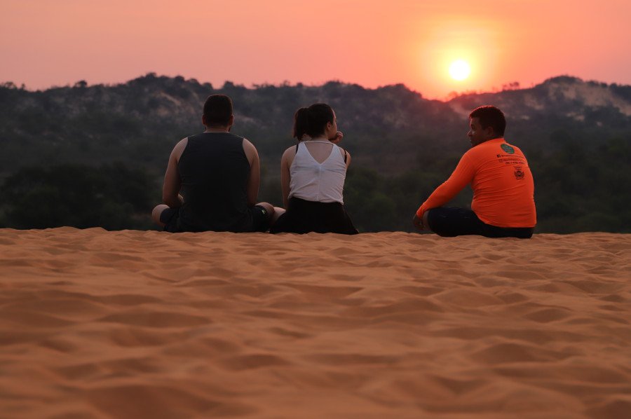 Turistas contemplam pôr do sol das Dunas (Foto: Walker Ribeiro)