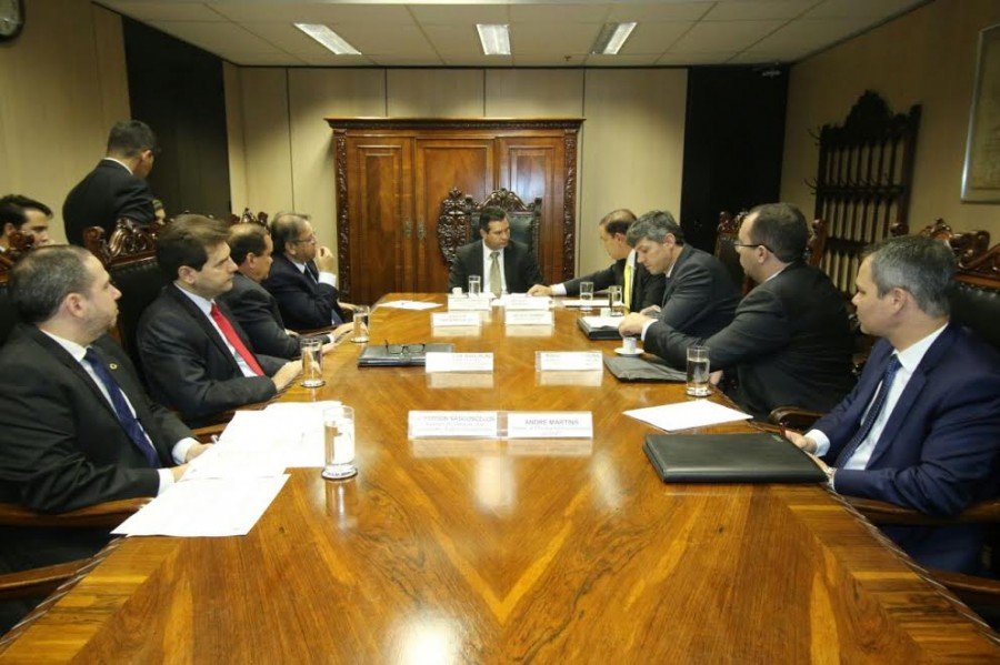 TambÃ©m participaram da reuniÃ£o o senador Vicentinho Alves (PR/TO), o deputado federal Vicentinho Junior (PR/TO) e o chefe do escritÃ³rio de RepresentaÃ§Ã£o em BrasÃ­lia, Renato de AssunÃ§Ã£o