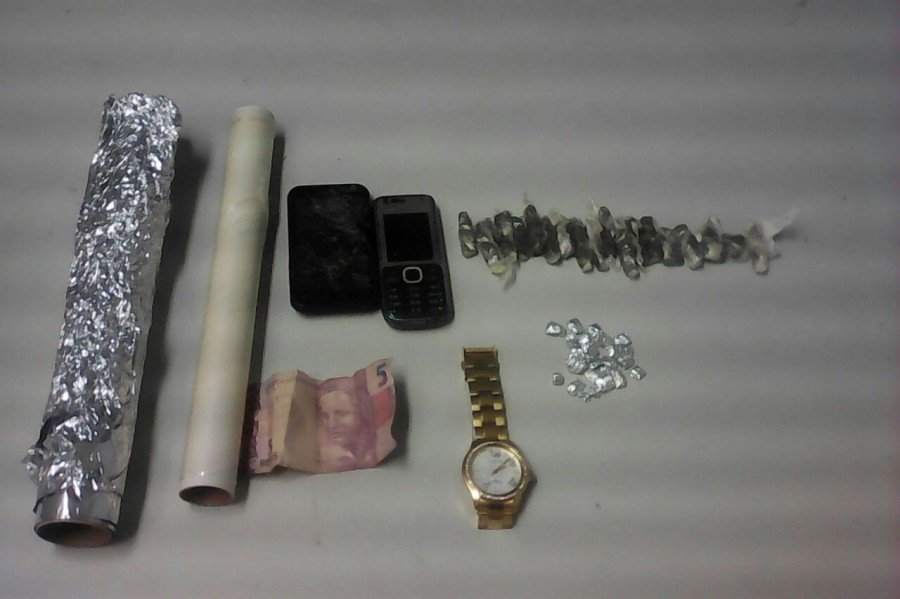 Material em posse de suspeito de trÃ¡fico em AraguaÃ­na (Foto: DivulgaÃ§Ã£o PMTO)