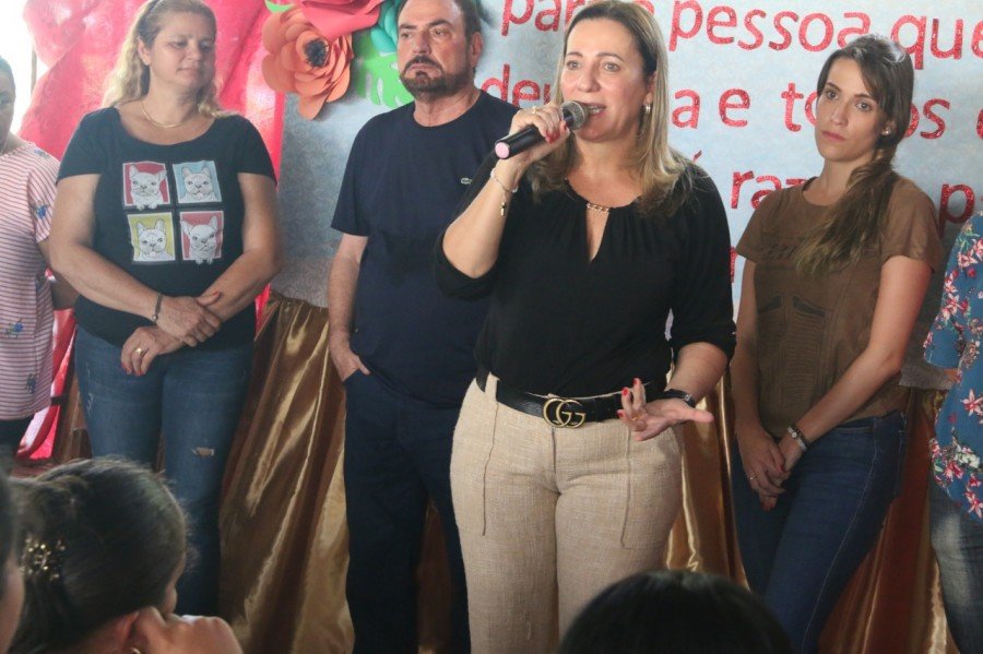 Dulce Miranda participou de festa para centenas de mÃ£es em AraguanÃ£ (Foto: Gildo Barbosa)