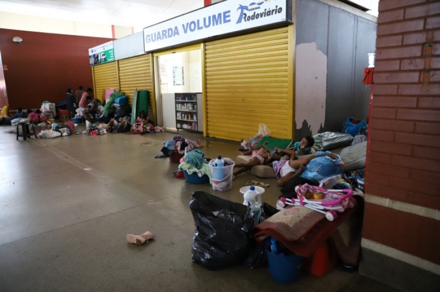 Refugiados continuam na RodoviÃ¡ria de Palmas apÃ³s nÃ£o terem aceitado abrigo em Luzimangues e aguardam emissÃ£o das passagens (Foto: Lia Mara)