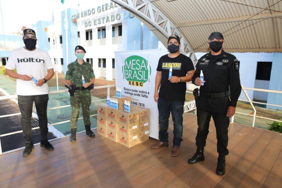 Militares agradecem as doaÃ§Ãµes realizadas pelo projeto Sesc Mesa Brasil (Foto: Paulo Versiani)