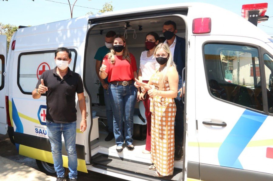 Dulce Miranda entrega ambulância em Almas e anuncia repasses de R$1 milhão para perfurar poços artesianos (Fotos: Gildo Barbosa)
