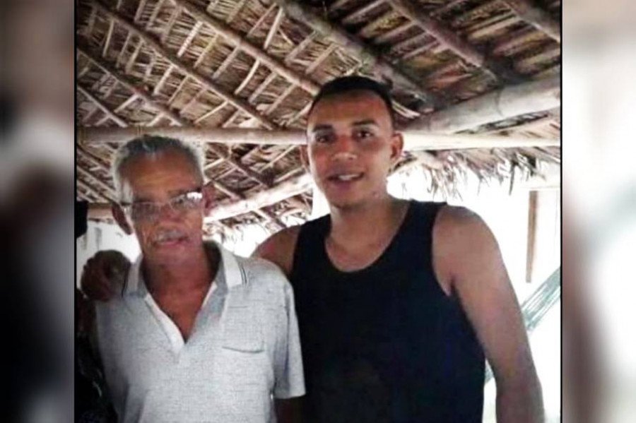 João Batista e Remilson, pai e filho, em foto de álbum da família (Foto: Correio de Carajás)