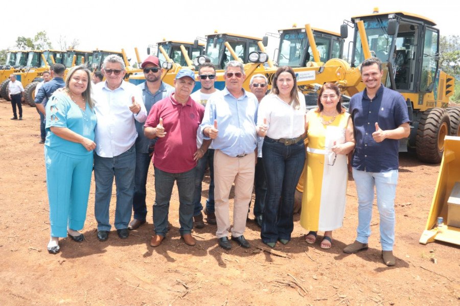 Deputada Federal, Dulce Miranda, pediu celeridade das emendas da Codevasf durante entrega de maquinários em Palmas (Foto: Gildo Barbosa)