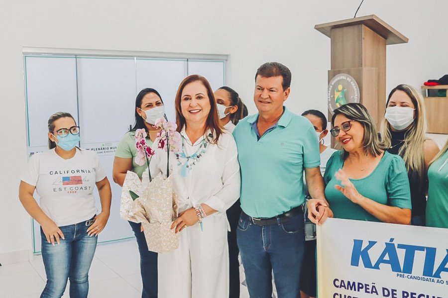 Senadora foi homenageada por destinar recursos para custeio da saúde em Araguaçu (Foto: Divulgação)