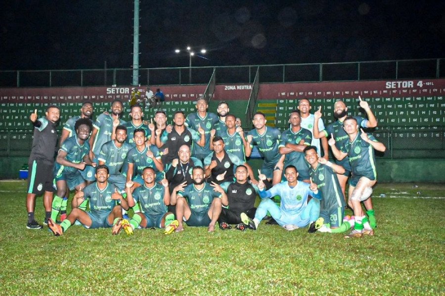 Jogadores e Comissão Técnica do TEC comemoram no gramado do Estádio Ronaldão a vitória diante do Pacajus (Foto: Jhorge/TEC/Divulgação)
