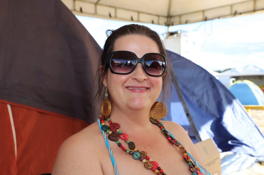 A assistente administrativa Renara Gomes Moreira comemora a volta da praia, após dois anos fechada, devido a pandemia