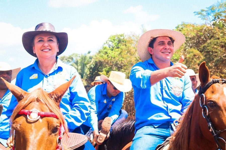 Senadora Kátia acompanhada do prefeito Paulo Wanderson na XII Cavalgada de São Bento (Foto: Divulgação)
