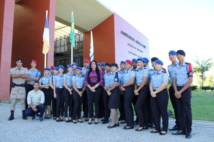 Deputada Professora Janad Valcari recebe alunos do Colégio Militar de Taquaruçu na Assembleia (Foto: Divulgação)