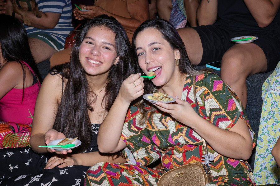 Maressa Brasil, de 29 anos (a direita), e a sobrinha Rafaela Villela, de 14 anos (a esquerda), provaram prato do chef Junior Carlim e aprovaram (Foto: Lia Mara/Secom Palmas)