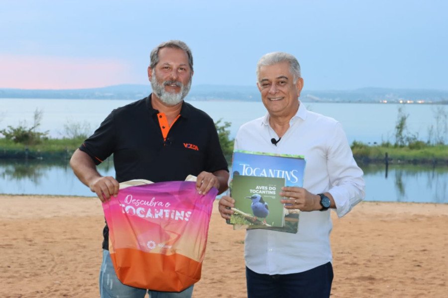 Secretário de Turismo, Hercy Filho, recepciona influenciador Marcelo Pinheiro, na Praia da Graciosa (Foto: Divulgação)