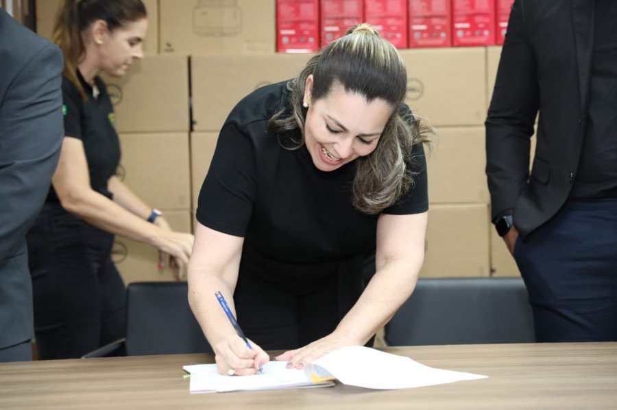 Prefeita de Palmas Cinthia Ribeiro assina Projeto de Lei que cria adicional de risco pessoal aos ficais urbanos (Foto: Edu Fortes)