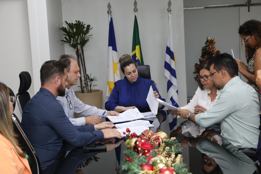 Cinthia Ribeiro assina contrato com a UFT para a realização de concursos do Quadro Geral e da Saúde (Foto: Edu Fortes)