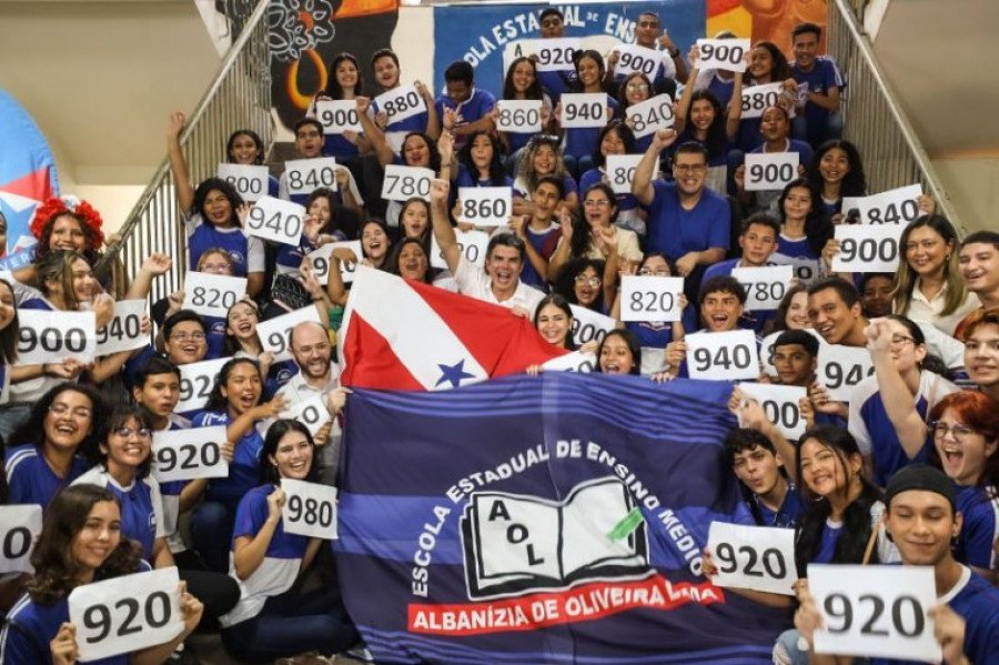 Governador Helder Barbalho Pará (centro) com estudantes paraenses (Foto: Bruno Cecim/Agência Pará)