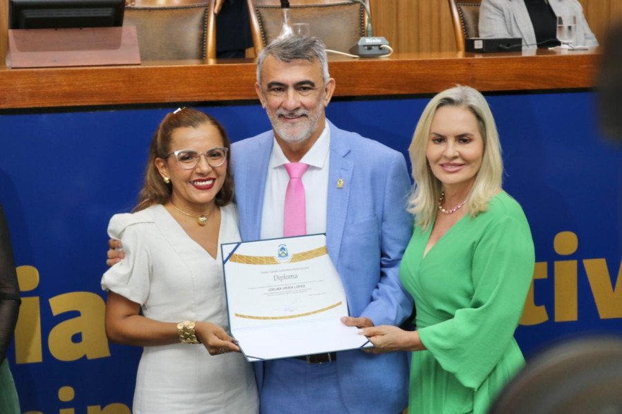 O presidente da Casa e a primeira-dama da Assembleia Legislativa do Tocantins, Geneci Almeida, entregaram o Título à homenageada