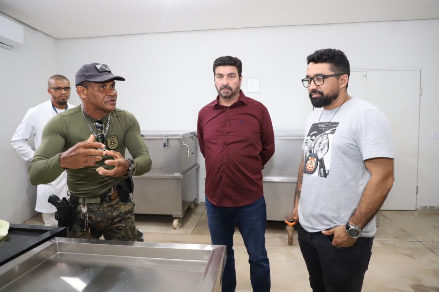 Visita do reitor Augusto Rezende ao CCS com oa agentes de necrotomia do IML (Foto: Nonato Silva)