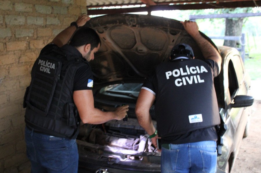 Policiais civis fazem buscas em veículo encontrado em uma das residências (Foto: Divulgação/PCTO)