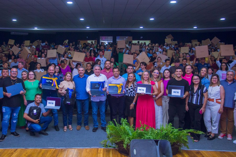 Laurez Moreira e Fábio Vaz entregaram aos servidores da Regional de Educação de Araguatins 249 notebooks (Foto: Marcos Veloso)
