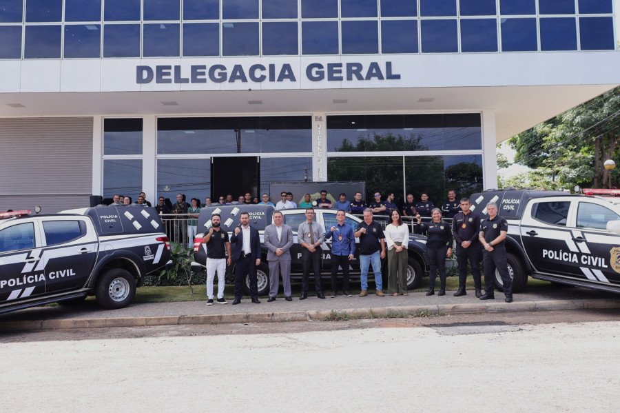 Foram entregues oito novas viaturas à Polícia Civil do Tocantins (Foto: Luiz de Castro/Governo do Tocantins)