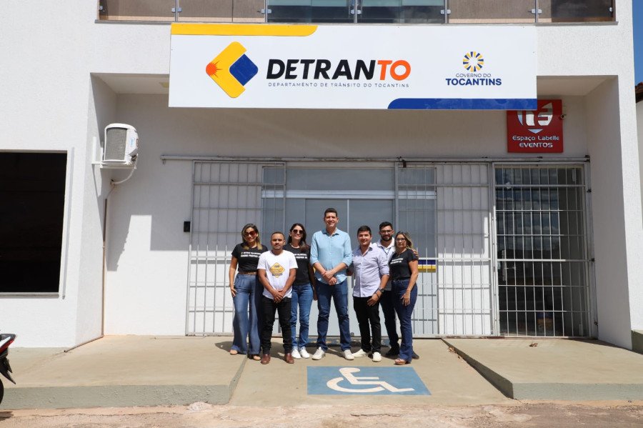 Presidente do Detran/TO, William Gonzaga e os servidores do órgão durante a inauguração da unidade em Tocantinópolis (Foto: Felix Carneiro)