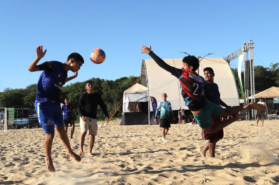 Projeto Esporte Verão fomentou a prática do beach soccer na Praia do Sol, em Caseara (Foto: Emerson Silva)