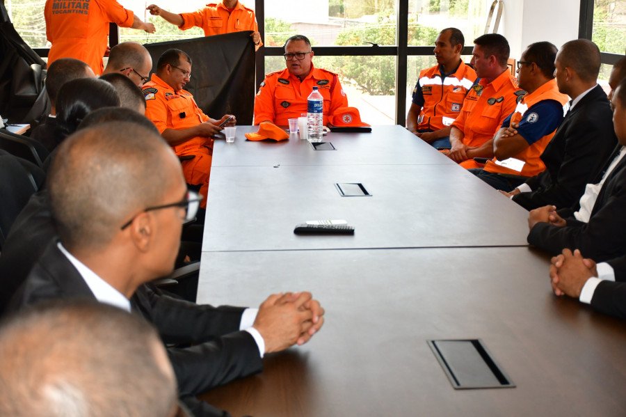 O comandante-geral do CBMTO e demais oficiais do alto comando do Corpo de Bombeiros, definem estratégias de combate a incêndios florestais