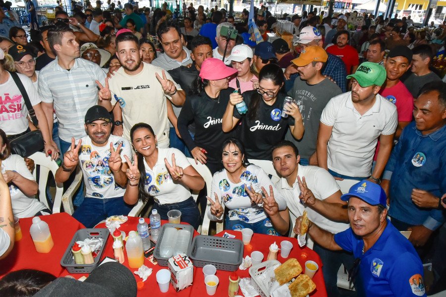 Ao lado de Wanderlei, a candidata à prefeitura de Palmas, Janad Valcari, prometeu fortalecer as feiras em grande caminhada nas Arnos