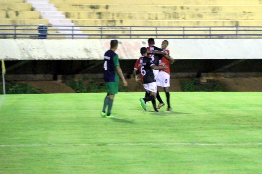 Jogadores do Capital comemoram gol contra o ParaÃ­so no estÃ¡dio Nilton Santos (Foto: JoÃ£o Lino Cavalcante)