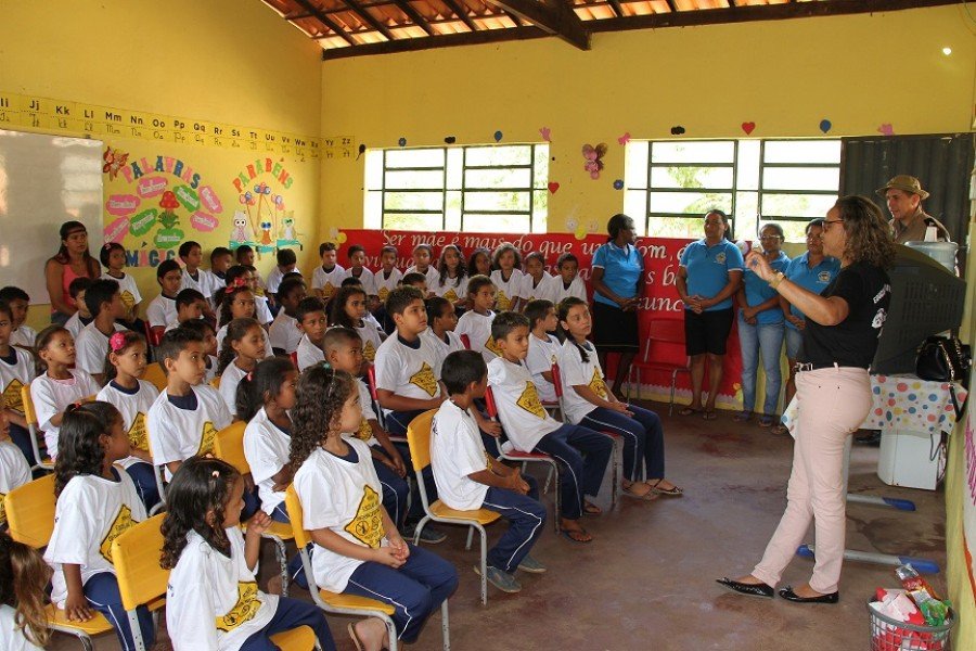 A sociÃ³loga Vera Dourado com os alunos da Escola Dom Pedro I, no povoado GrotÃ£o