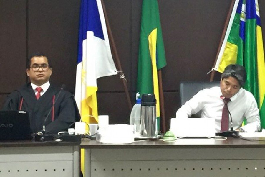 Promotor de JustiÃ§a Paulo SÃ©rgio Ferreira, Ã  esquerda, durante o jÃºri
