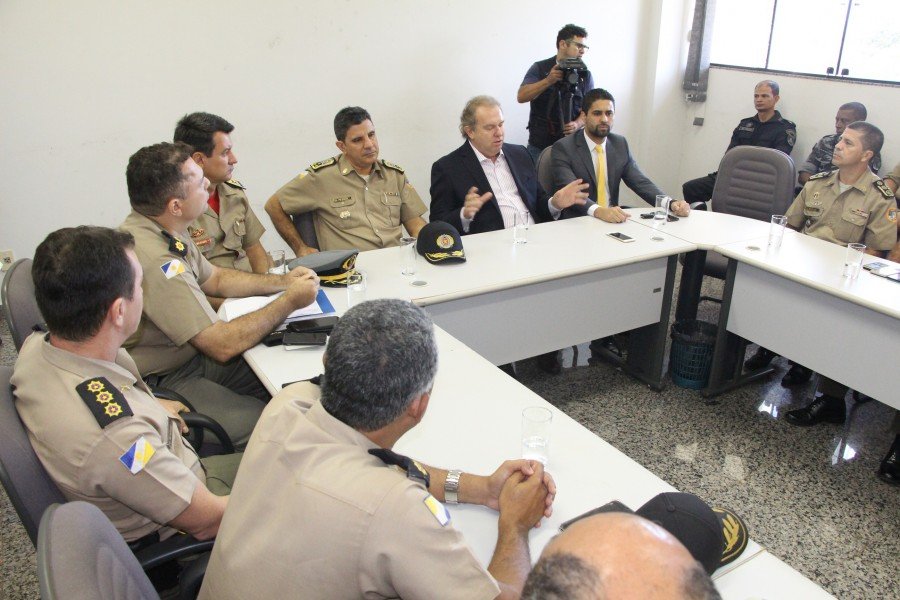 Carlesse, em reuniÃ£o com os militares do Comando Geral (Foto: Esequias AraÃºjo)