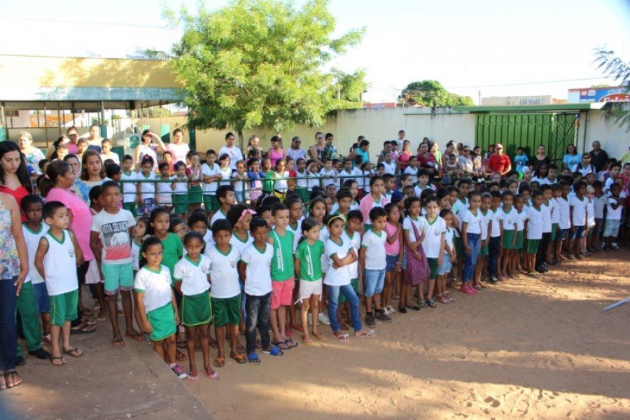 Momento CÃ­vico na escola Nair Duarte em Araguatins