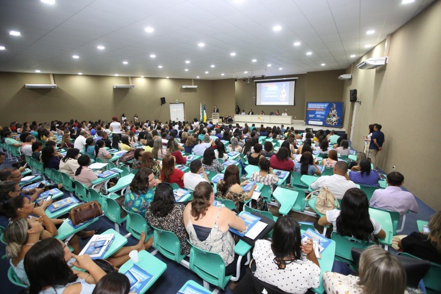 Encontro Estadual reÃºne educadores e dirigentes de educaÃ§Ã£o dos 139 municÃ­pios para discutir implementaÃ§Ã£o do Documento Curricular do Tocantins