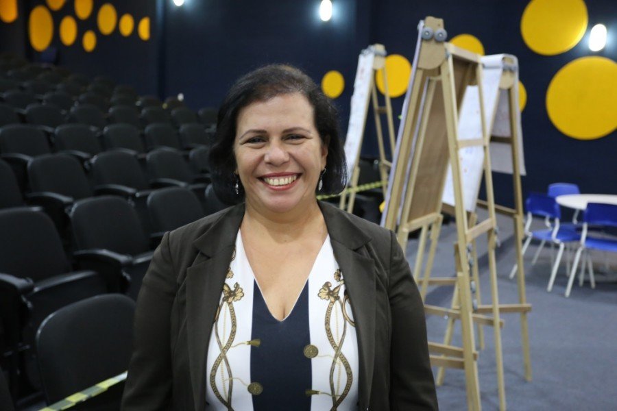 Gizelda Moura Rodrigues, da DRE de TocantinÃ³polis, destacou o papel de multiplicadores dos profissionais da educaÃ§Ã£o (Foto: ClÃ¡udio PaixÃ£o)