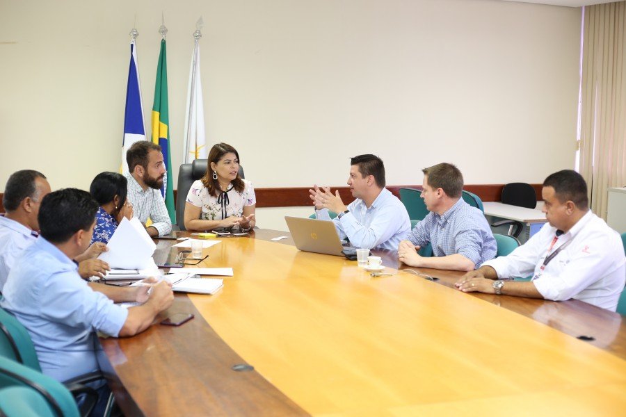 Participaram da reuniÃ£o representantes da Seduc e da empresa MAN Latin America (Foto: Elias Oliveira)