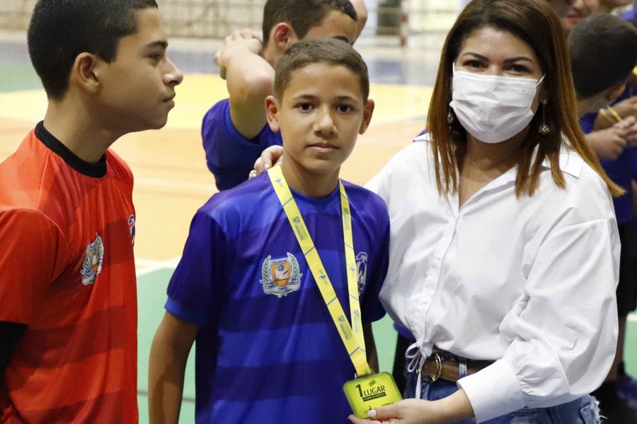 O estudante atleta Arthur Pereira Castro, 12 anos, do Colégio Militar do TO - La Salle, de Augustinópolis, comemorou os resultados no Handebol