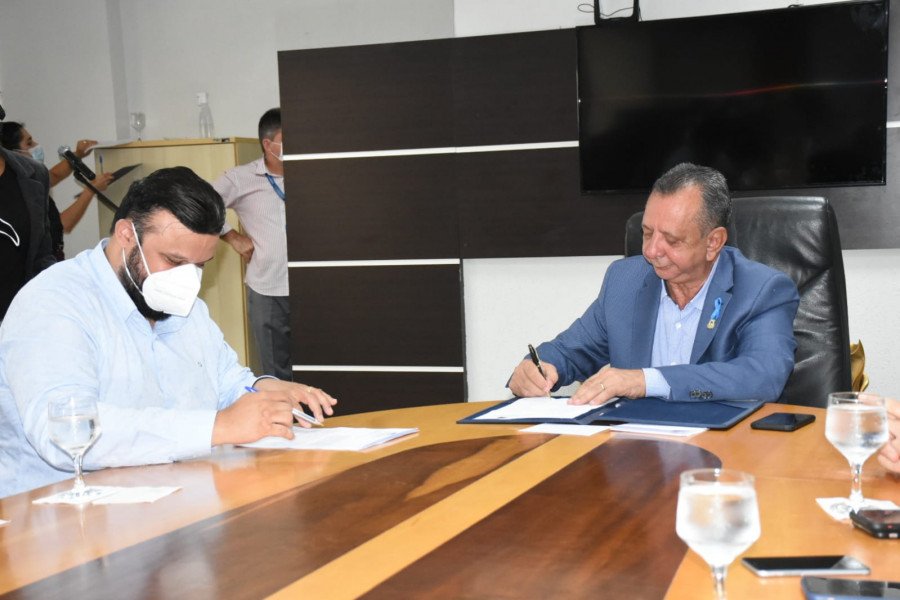 Antonio Andrade assinou termo de cooperação para oferta de atendimento odontológico gratuito à população tocantinense (Foto: Joelma Cristina)
