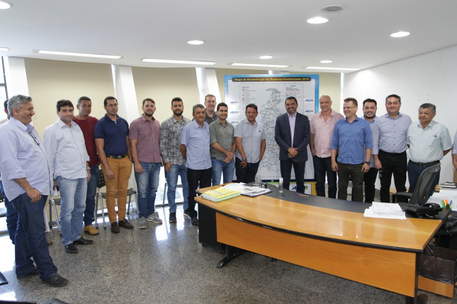 Ao final a equipe da Ageto pediu uma foto com o governador Wanderlei Barbosa (Foto: Ageto/Governo Tocantins)
