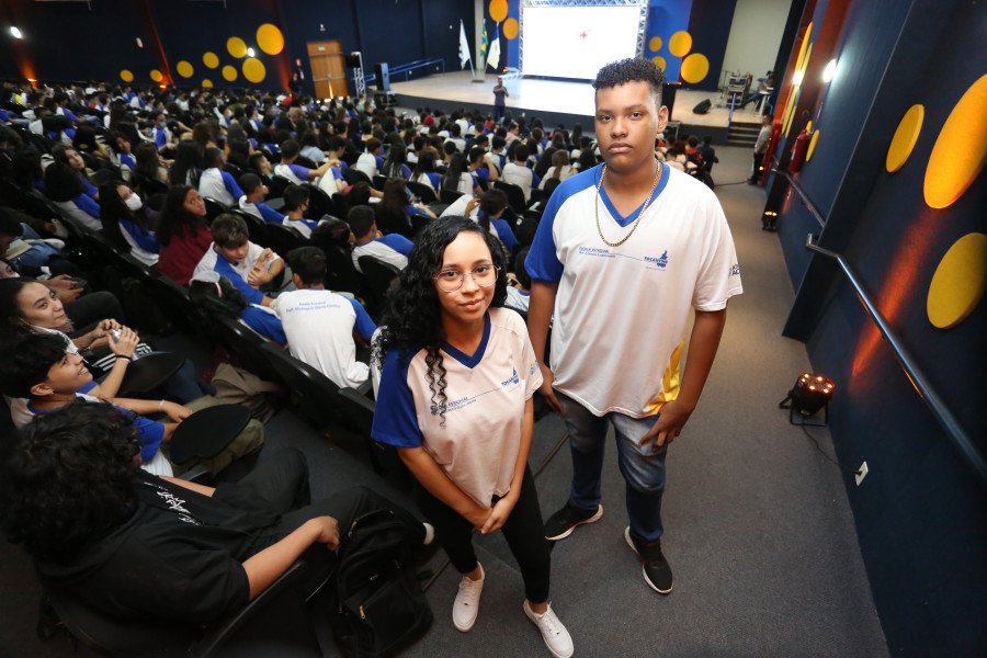 Os estudantes Hellen e Felipe estão animados para participarem do programa (Foto: Marcio Vieira/Governo do Tocantins)