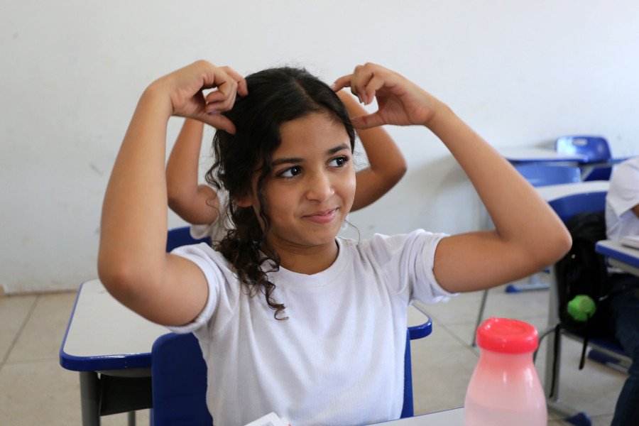 A aluna Alice Rodrigues Rocha ressalta importância da língua de sinais para poder interagir com todos os colegas (Foto: Mari Rios)