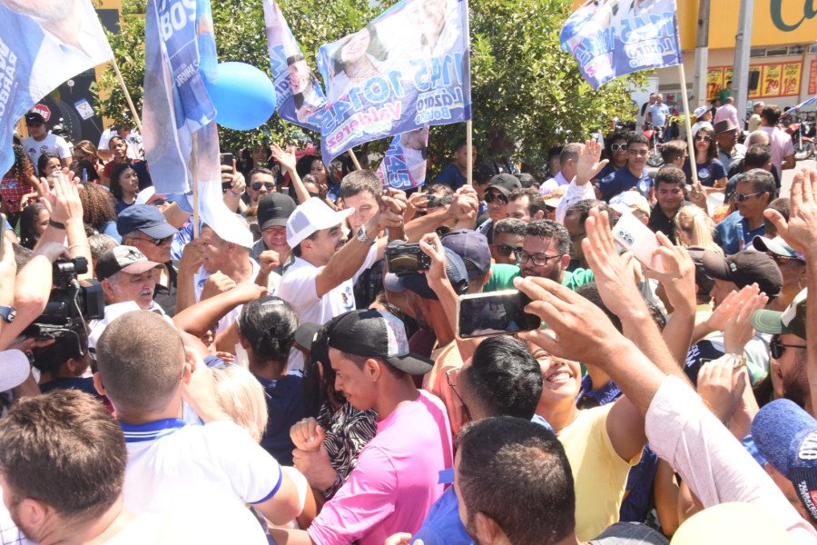 Governador Wanderlei Barbosa no meio da multidão durante caminhada histórica em Araguaína (Foto: Divulgação)