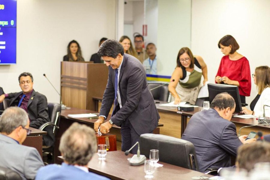 Professor Júnior Geo durante as votações das Comissões Permanentes da Assembleia Legislativa do Tocantins (Foto: Talita Gregório)