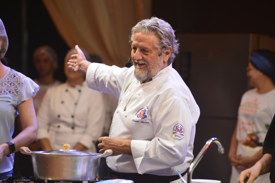 Na Cozinha Show, chef Roberto Raviolli marca presença pelo segundo ano consecutivo (Foto: Luciana Pires/Secom Palmas)