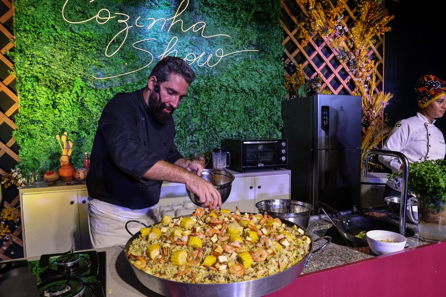 Chef Junior Carlim levou ao Cozinha Show uma mistura de sabor e afetividade, com prato Arroz Terra e Mar (Foto: Lia Mara/Secom Palmas)