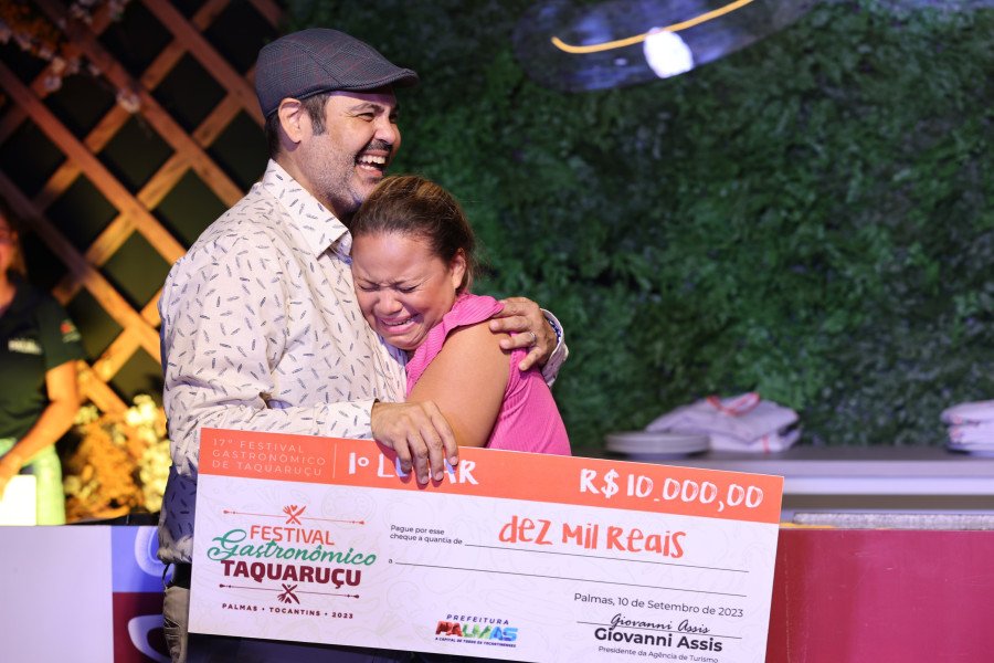 Emocionada, vencedora em 1º lugar na categoria Prato Doce, com Cake Cupuçaí, chef Paloma dos Santos comemora vitória (Foto: Luciana Pires)