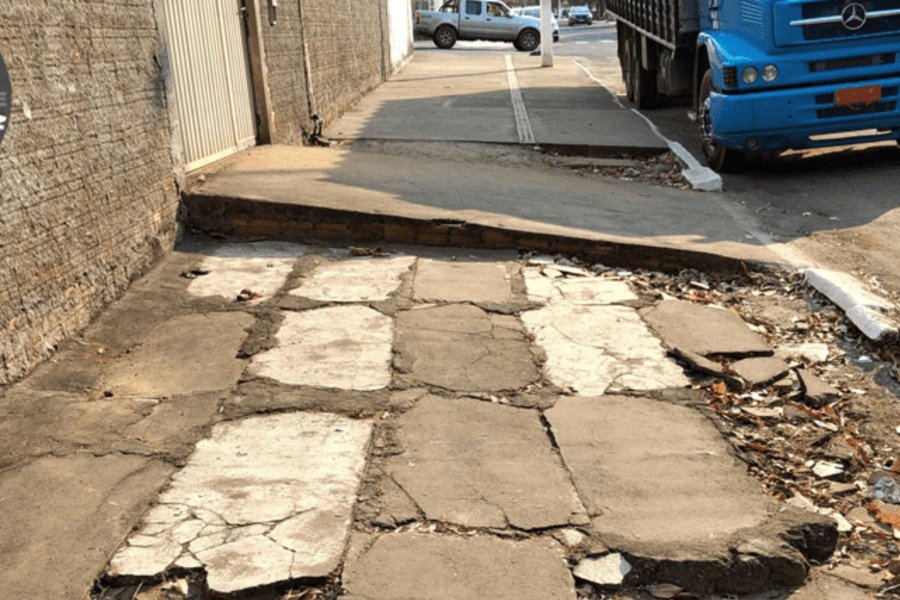 Calçada sem acessibilidade (Foto: Rodrigo Rodrigues Alves Mendonça)