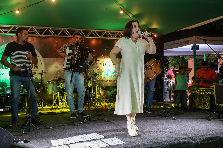 Sabrina Fitipaldi canta no encerramento da Festa da Colheita da Jabuticaba (Foto: Lia Mara/Secom Palmas)